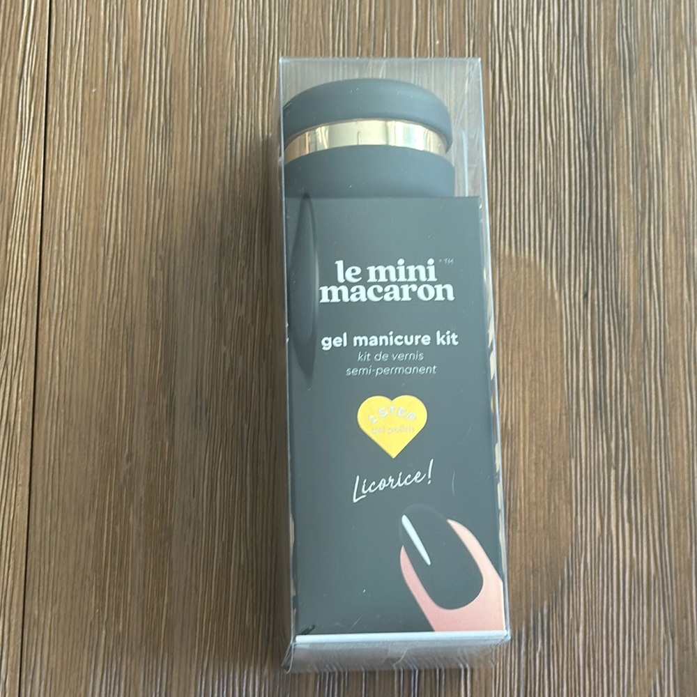 Le mini macaron gel manicure kit - color: licorice